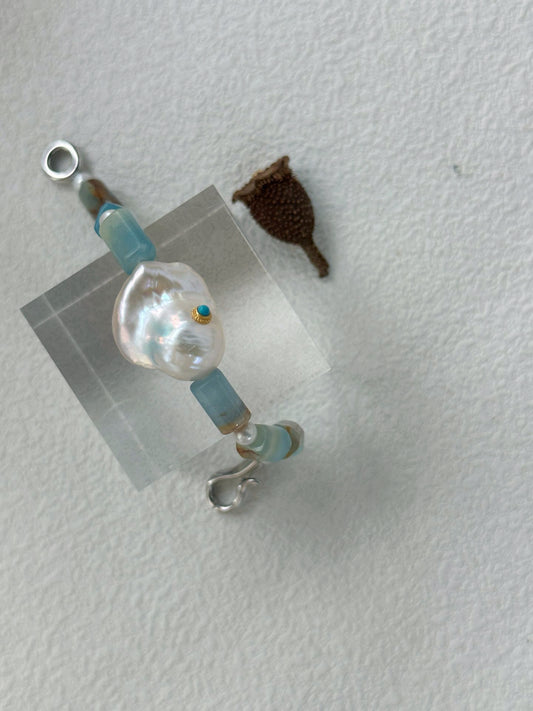 Blue Ocean-Inspired Aquamarine Beaded Bracelet with Baroque Pearl Detail