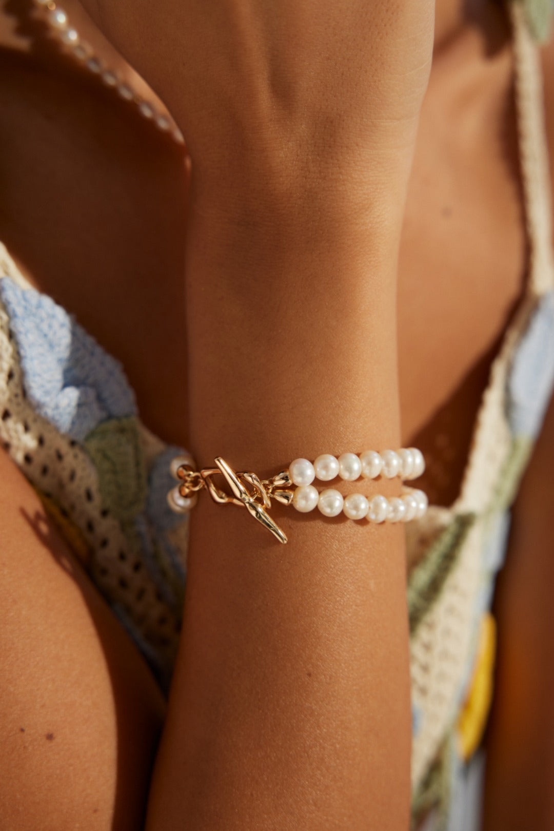 S925 silver natural pearl bracelet on clean background, vintage gold finish with signature clasp