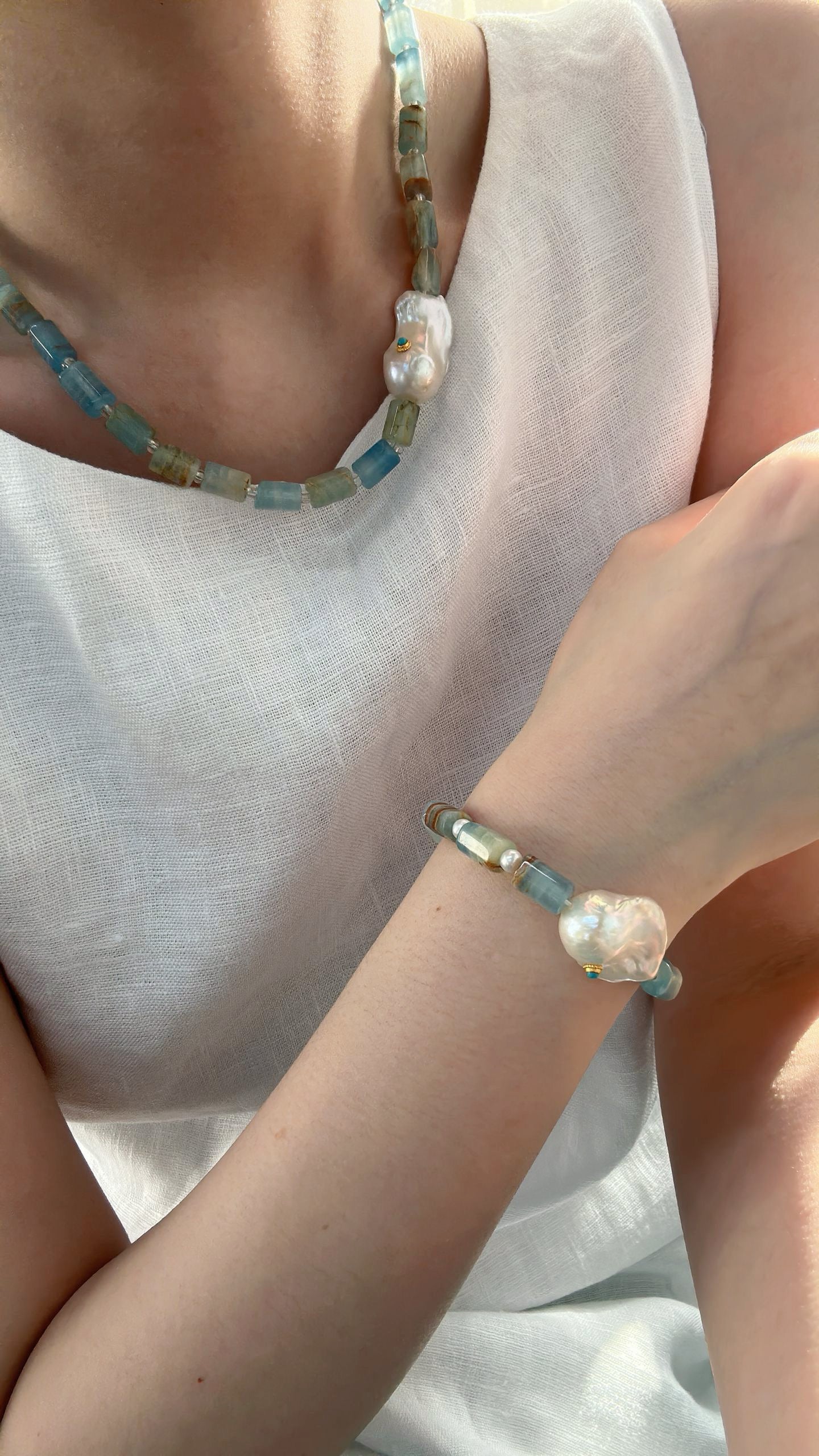 Blue Ocean-Inspired Aquamarine Beaded Bracelet with Baroque Pearl Detail