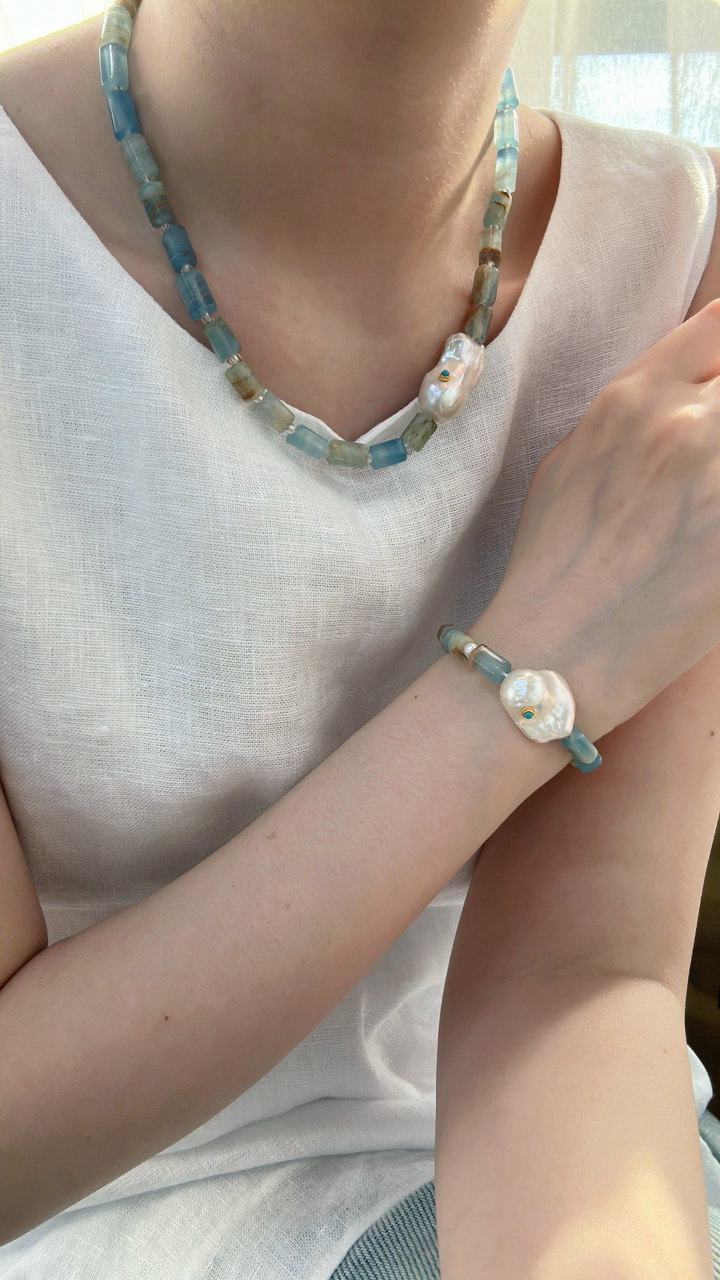 Blue Ocean-Inspired Aquamarine Beaded Bracelet with Baroque Pearl Detail