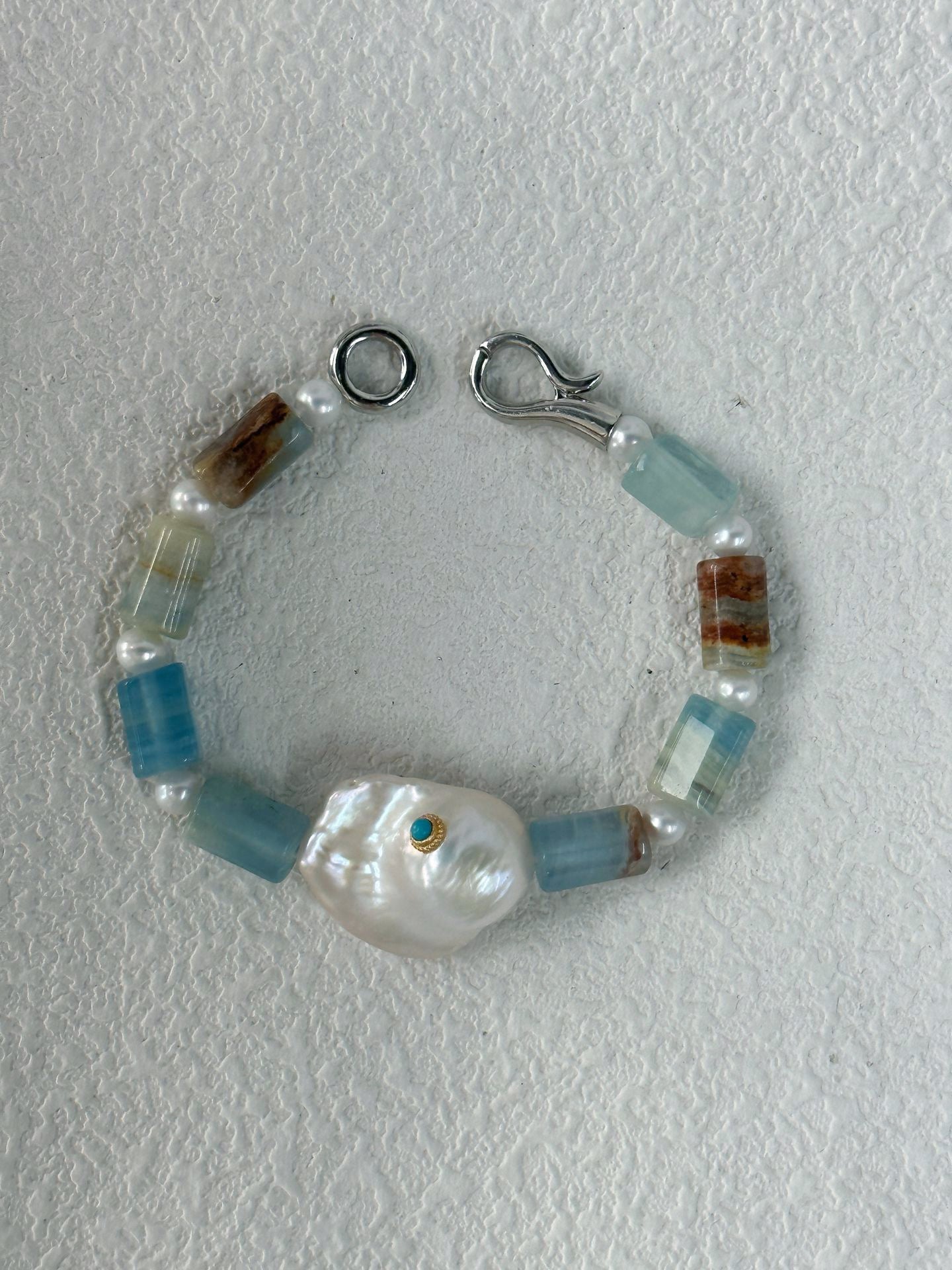 Blue Ocean-Inspired Aquamarine Beaded Bracelet with Baroque Pearl Detail