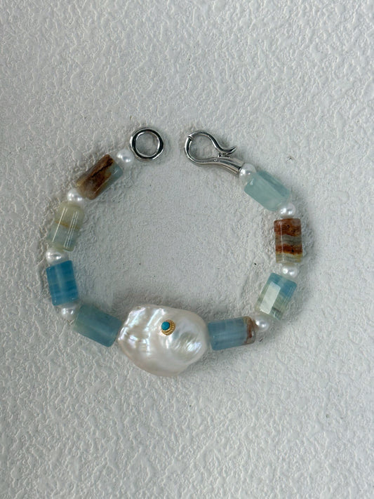 Blue Ocean-Inspired Aquamarine Beaded Bracelet with Baroque Pearl Detail