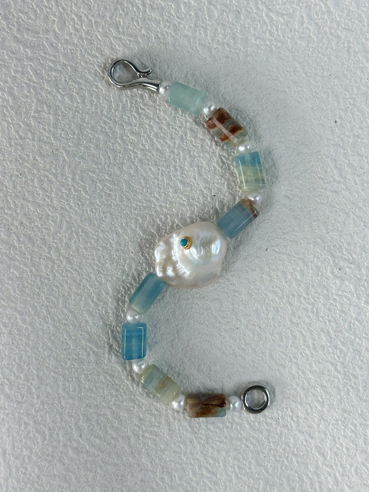 Blue Ocean-Inspired Aquamarine Beaded Bracelet with Baroque Pearl Detail