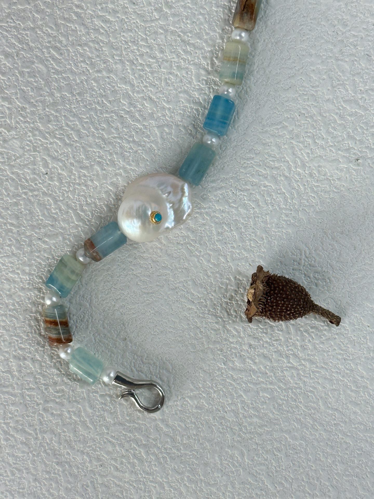 Blue Ocean-Inspired Aquamarine Beaded Bracelet with Baroque Pearl Detail