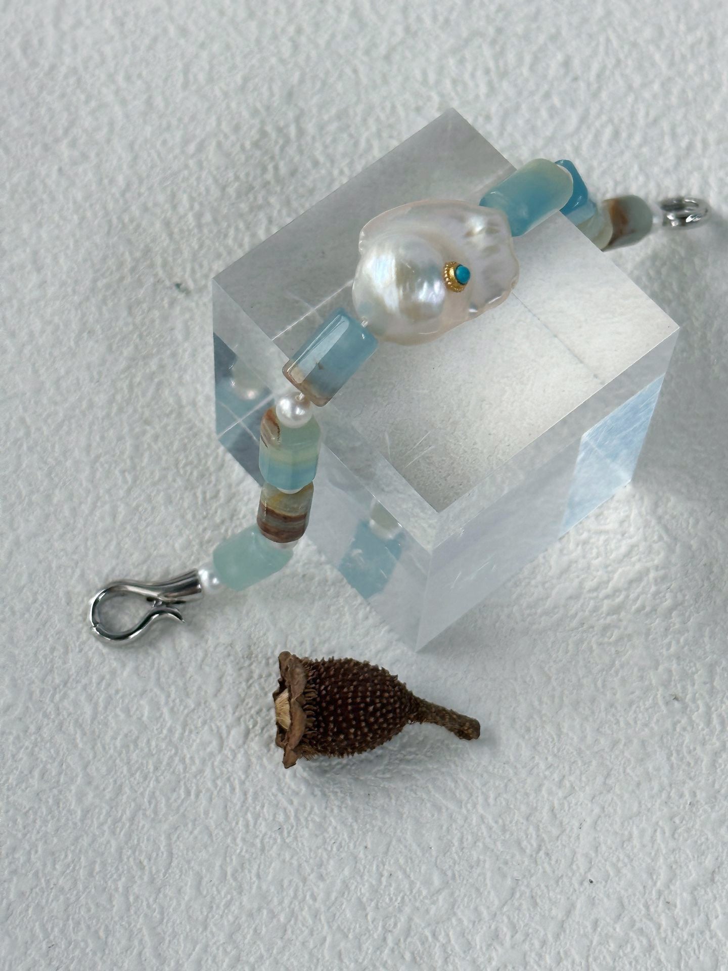 Blue Ocean-Inspired Aquamarine Beaded Bracelet with Baroque Pearl Detail