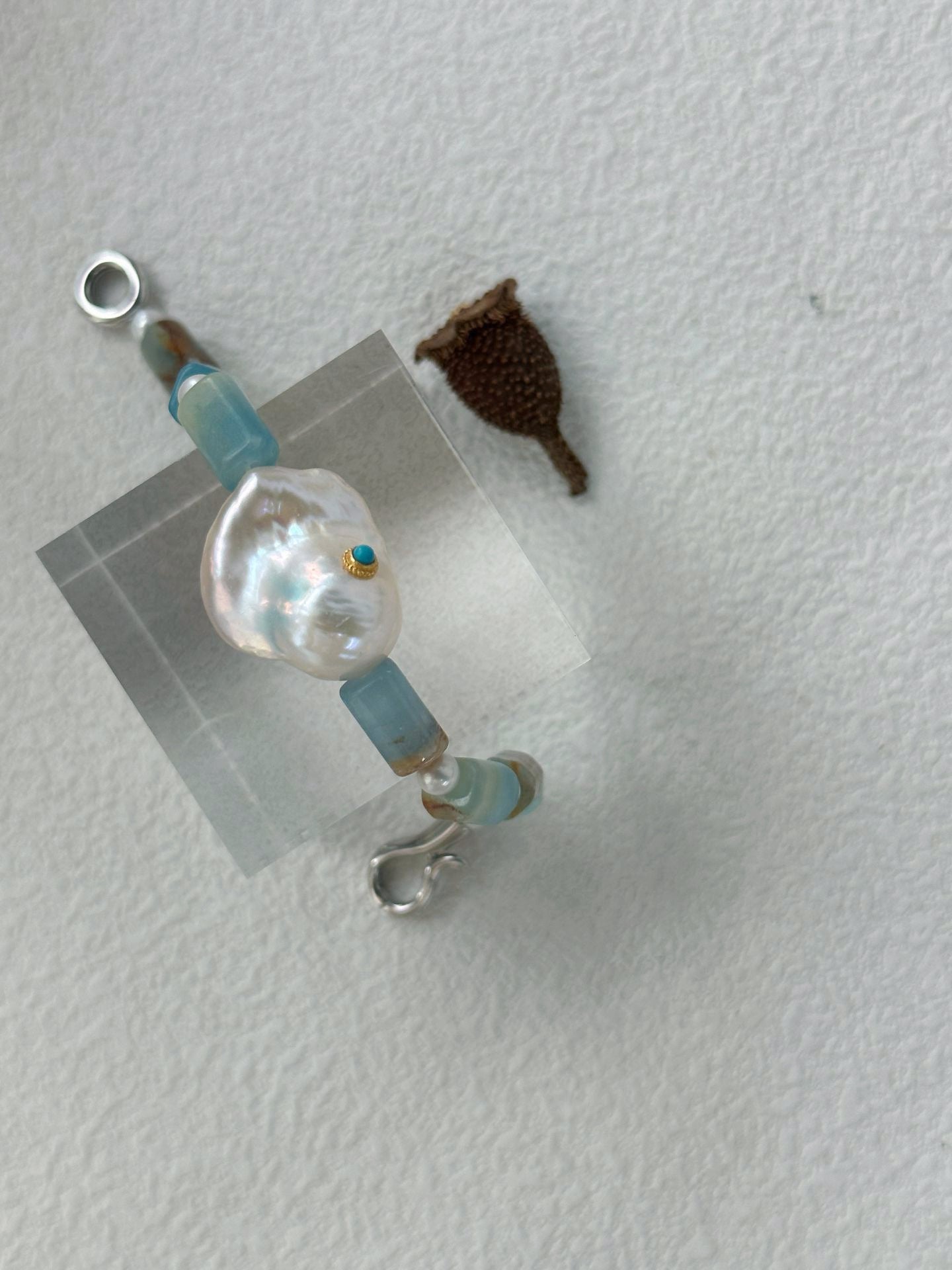 Blue Ocean-Inspired Aquamarine Beaded Bracelet with Baroque Pearl Detail