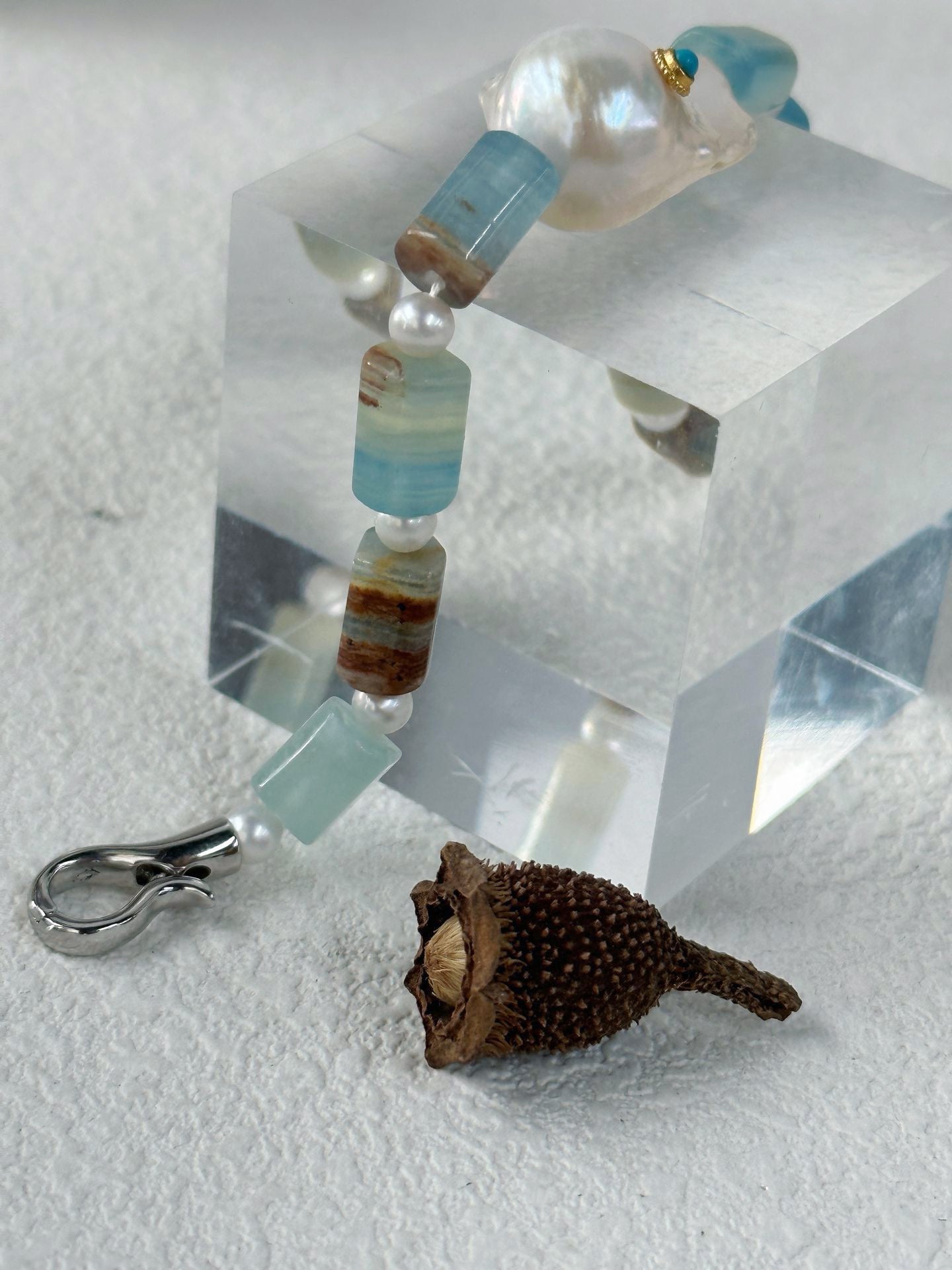 Blue Ocean-Inspired Aquamarine Beaded Bracelet with Baroque Pearl Detail